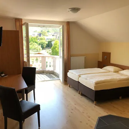 & Restaurant Bruehler Hof Винтрих